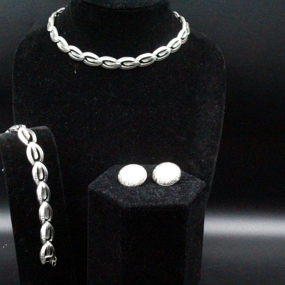 Monet Signed Designer High End Silver Tone Textured Brushed Necklace Set - Picture 3 of 10